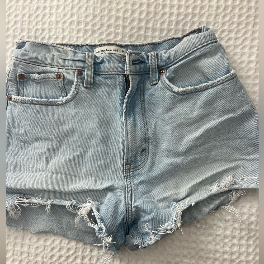Abercrombie & Fitch The mom short high rise curve love